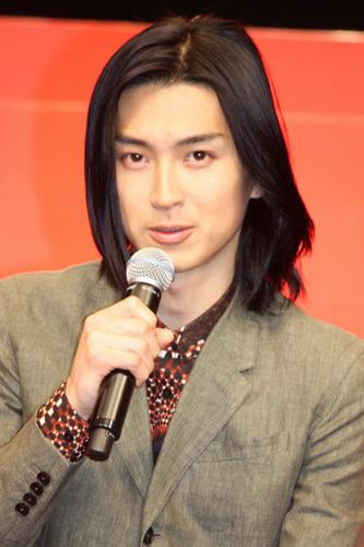 桃ちゃん でおなじみの演技派俳優 松田翔太の髪型画像集 エントピ Entertainment Topics