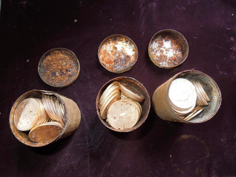 米夫婦が10億円相当の金貨1400枚発見、庭で犬の散歩中に