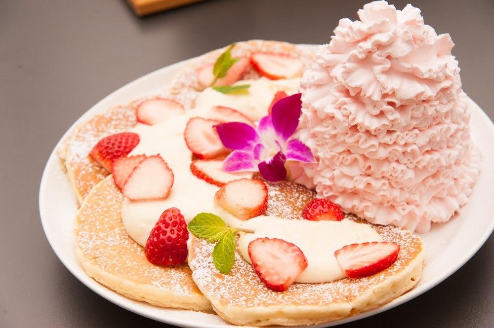 【Eggs n Things】日本上陸5周年！ いちごホイップてんこ盛りの記念パンケーキ試食＆開発者インタビュー Ameba News